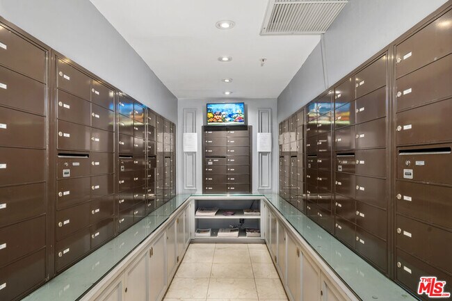 Building Photo - 10660 Wilshire Blvd