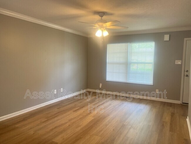 Building Photo - 11011 Woody Dr