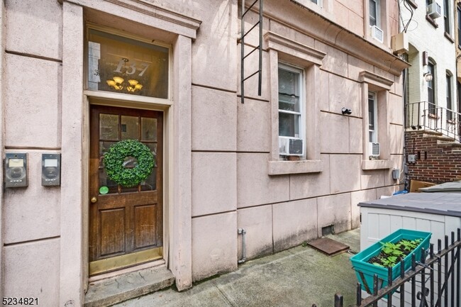 Building Photo - 137 Park Ave