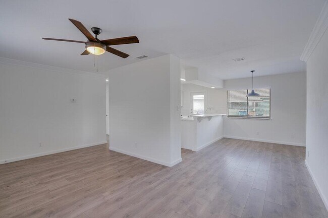 Building Photo - 304 John N Garner Cir