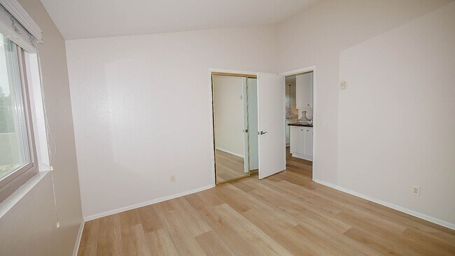 Building Photo - Updated 4BR Townhome in La Jolla Shores He...