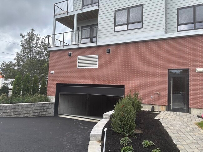 Building Photo - 1391 Main St