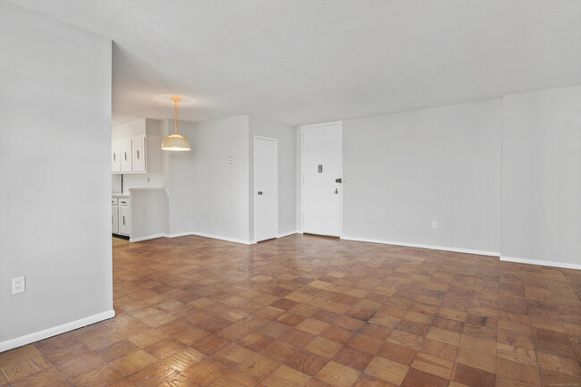 Building Photo - 44 Strawberry Hill Ave