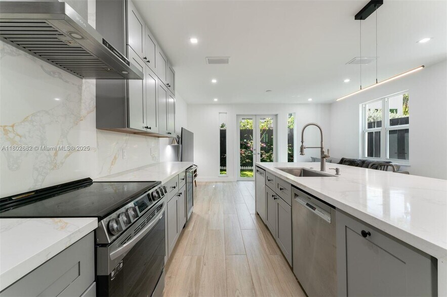 Building Photo - 3125 Paola Dr