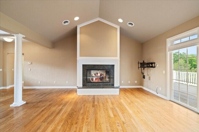 Building Photo - Bright and Spacious Home on Cascades Rd