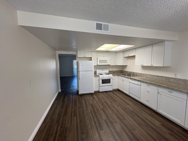 Building Photo - 2 bedroom 2 bathroom second level unit centrally located in the El Sol del Pueblo community.