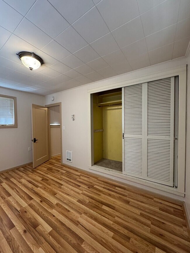 Building Photo - Cozy 2-Bed with Spacious Living, Parking, ...
