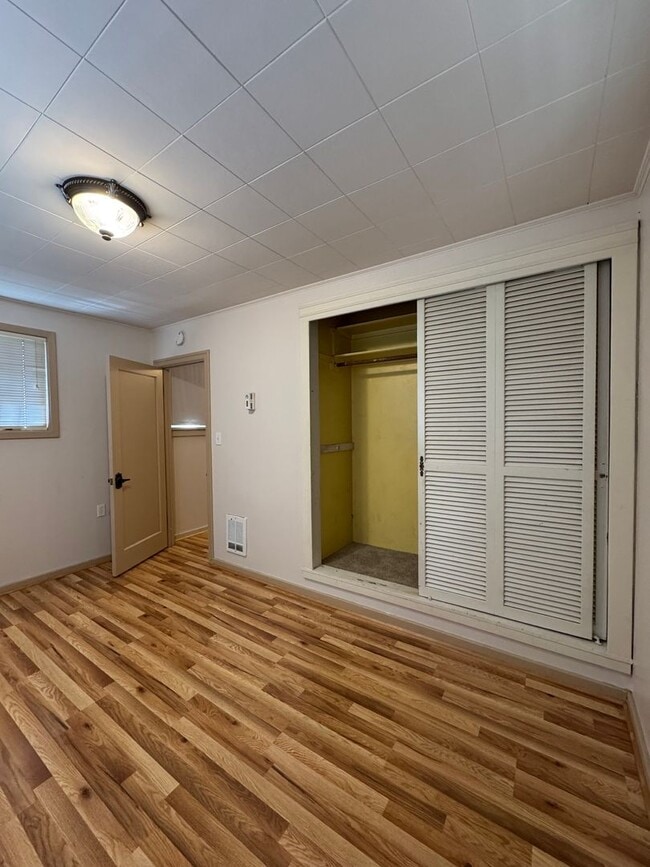 Building Photo - Cozy 2-Bed with Spacious Living, Parking, Pets OK!