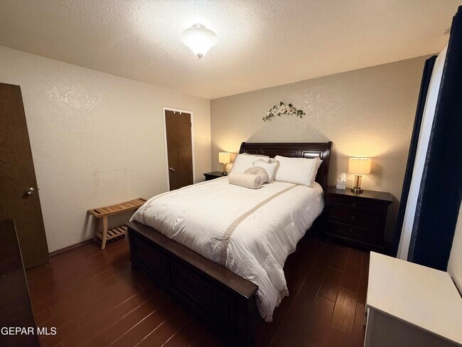 Building Photo - 6201 Escondido Dr