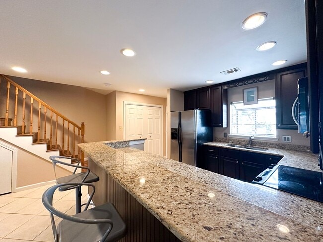 Building Photo - Unfurnished 2 Bedroom Townhome Near the Be...