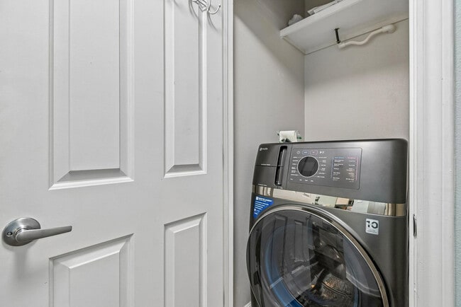 Building Photo - 9900 S Thomas Dr