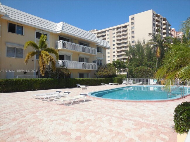 Building Photo - 100 Edgewater Dr