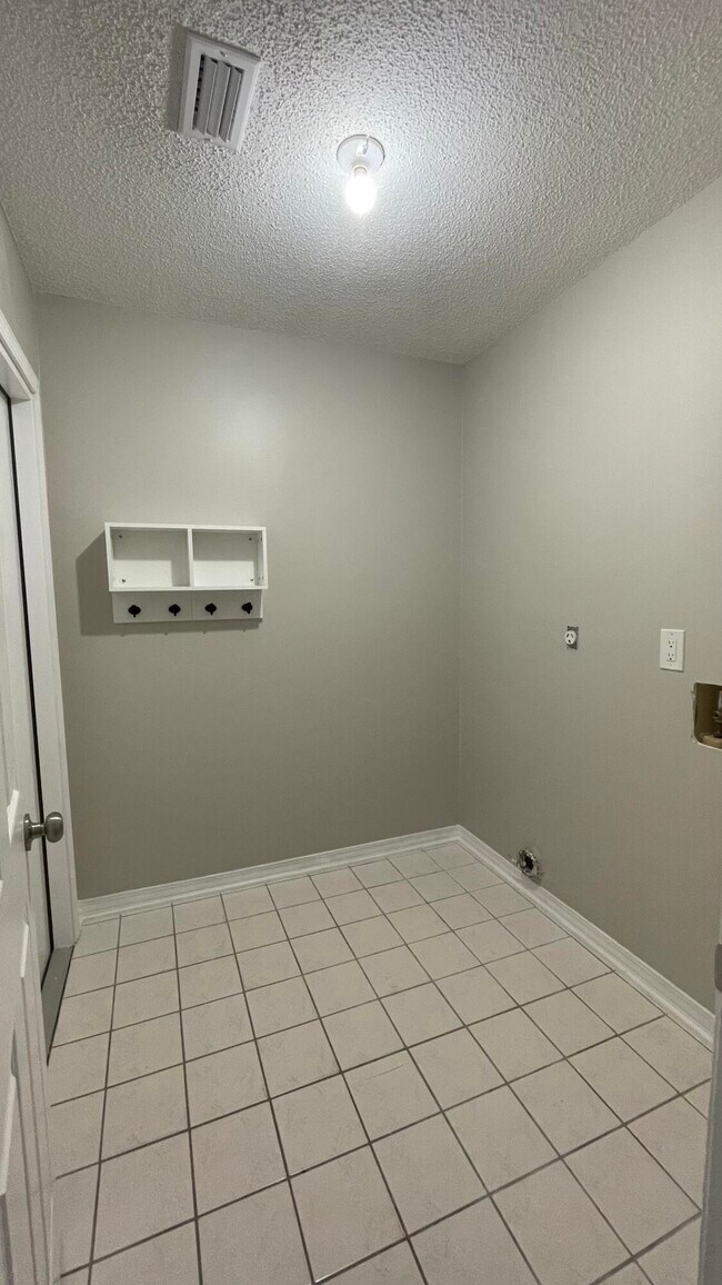 Building Photo - 463 Sandy Ridge Cir