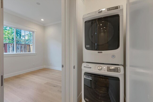 Building Photo - Newer High-Tech Home | Top Schools | Great...