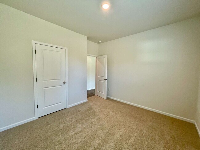 Building Photo - Spacious 5-Bedroom Haven With 3 Full Baths...