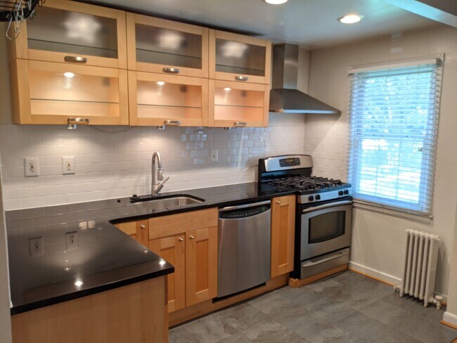 Building Photo - Updated and extremely well-maintained Rock...