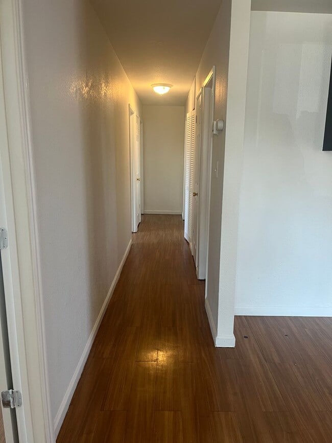Building Photo - Spacious 4 BD/2 Bath in centrally located ...