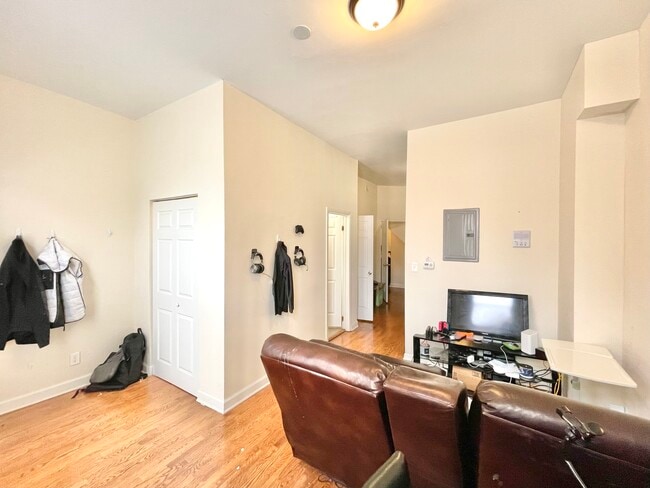 Building Photo - 1629 S Throop St