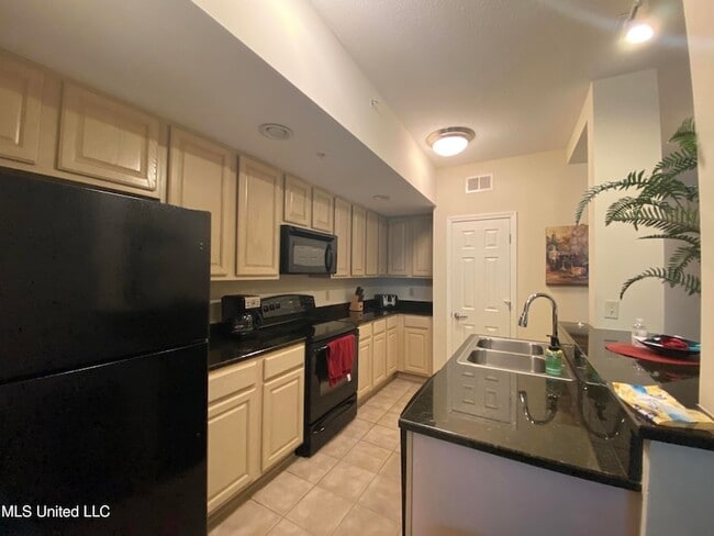 Building Photo - 2228 Beach Dr