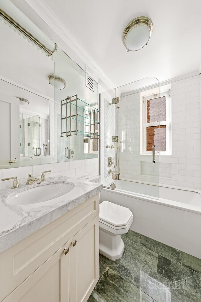 Building Photo - 28 E 10th St