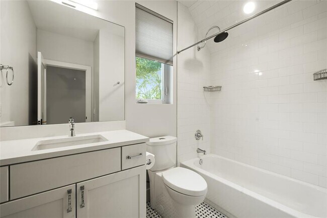 Building Photo - 510 Sacramento Dr