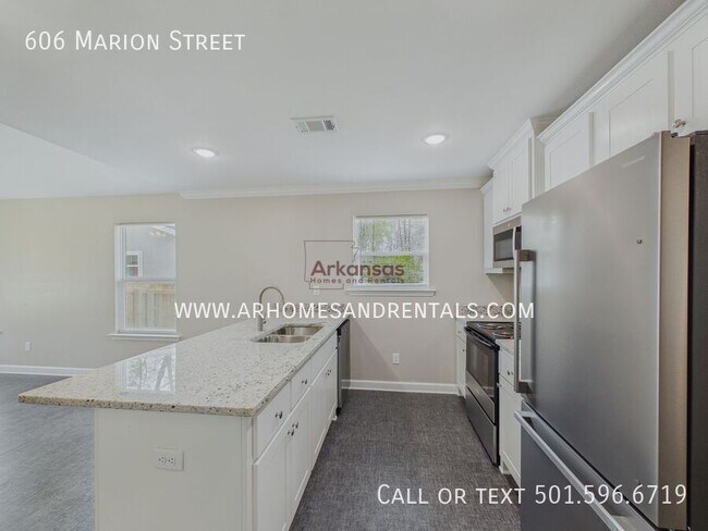 Building Photo - 606 Marion St