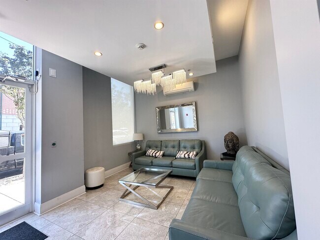 Building Photo - 1901 SUMMIT Ave