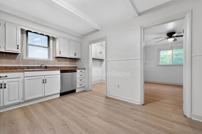 Building Photo - 1627 W Pike St