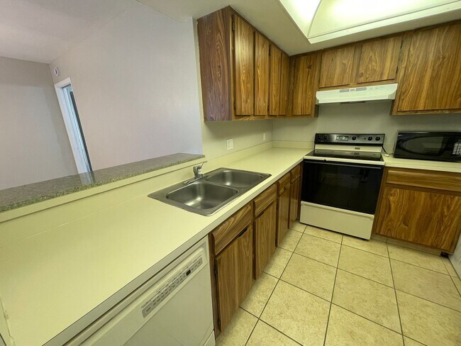 Building Photo - ANNUAL RENTAL - 1 BED / 1 BATH AT LAKEWOOD