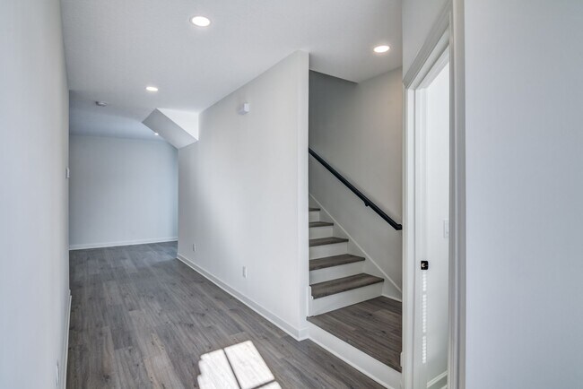 Building Photo - 3 Bedroom Town Home