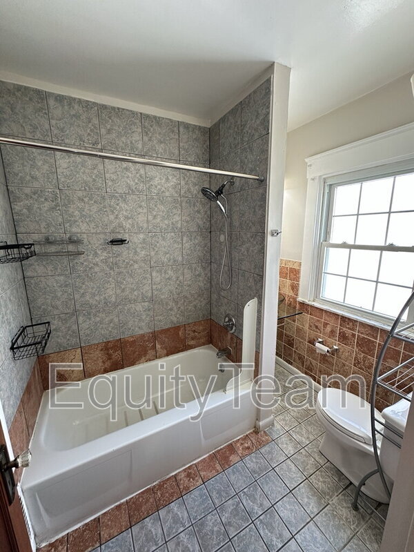 Building Photo - 3823 Drake Ave