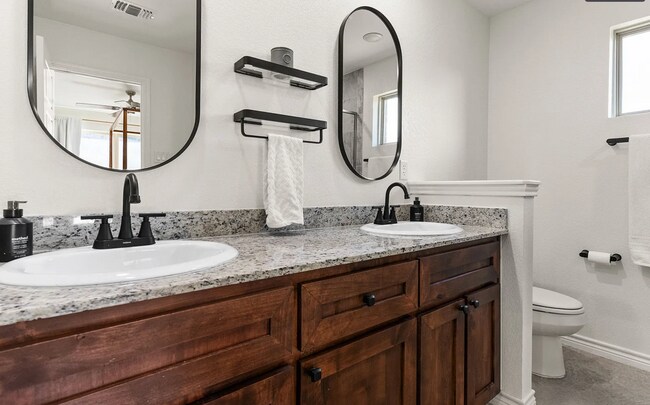 Building Photo - Must See!!! Stunning 4 Bed/2.5 Bath Home -...