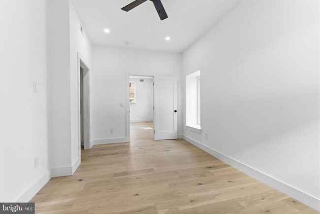 Building Photo - 2724 E Somerset St