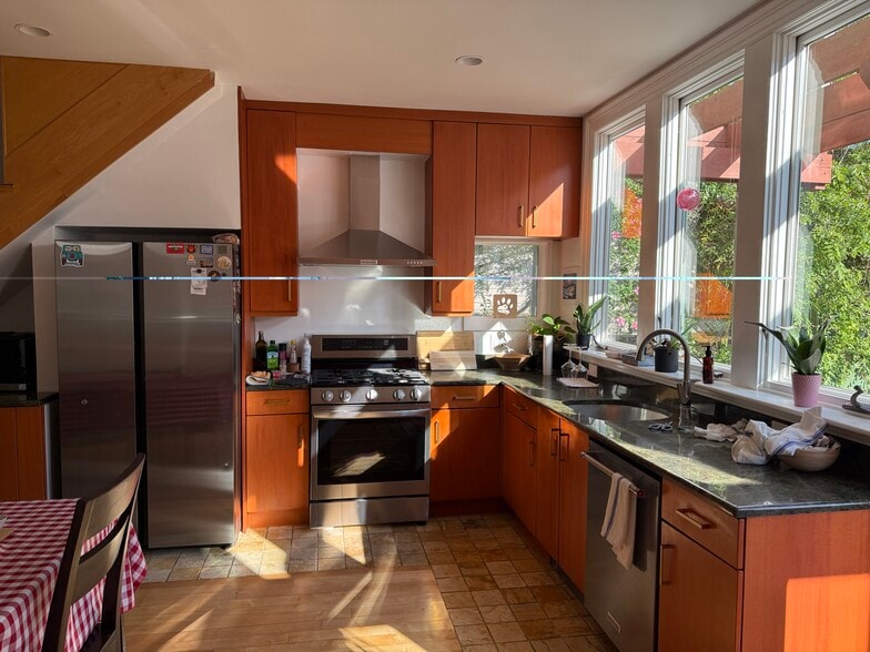 Building Photo - 96 Munroe St