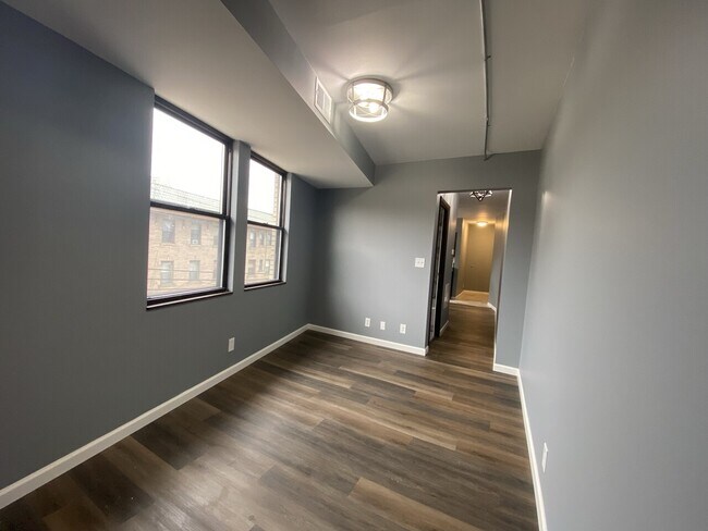 Building Photo - Glenmore - 2905 - (Units 1 - 8)