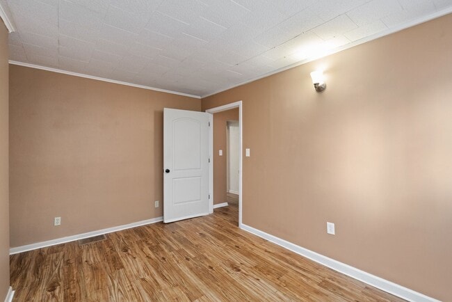 Building Photo - MOVE IN SPECIAL! SCORE HALF OFF 1ST MONTH'...