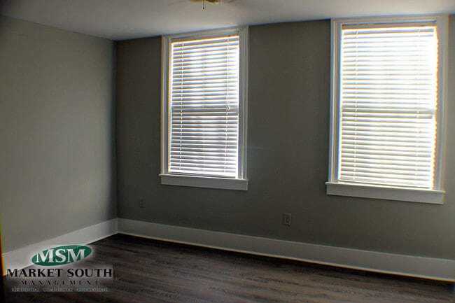 Building Photo - ***APPLICATION PENDING!! WALK TO FORSYTH!