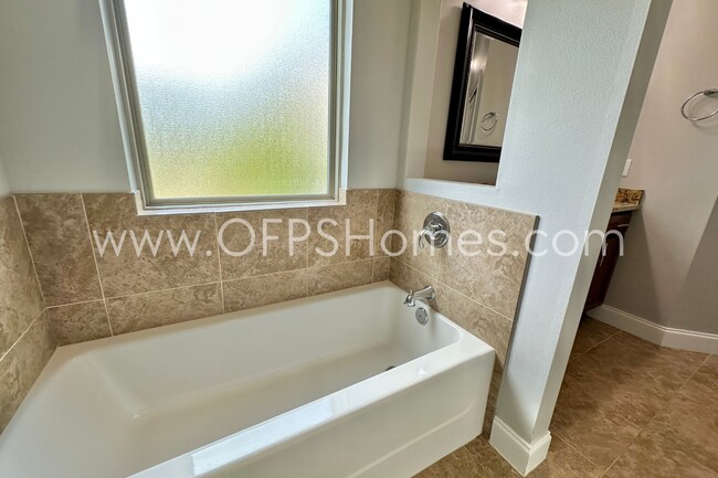 Building Photo - South Crestview 4/3 Available NOW!