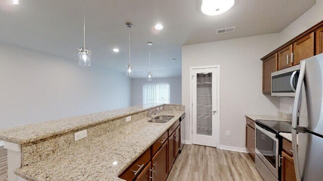 Building Photo - Condo Style Upper 2 Bedroom 2 Bathroom Apartment is Available