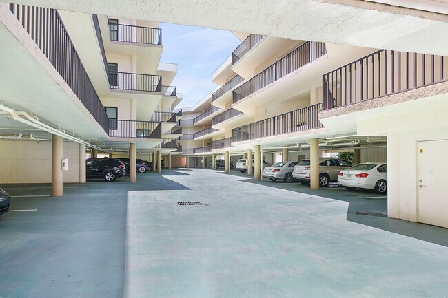 Building Photo - 221 NE Plantation Rd