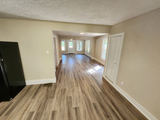 Building Photo - Spacious 2-Bedroom, 1-Bathroom Home AVAILABLE NOW!!