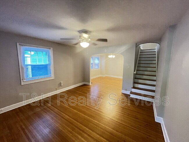 Building Photo - 5542 N College Ave