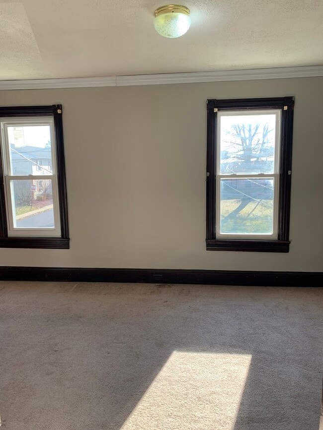 Building Photo - Spacious single family home with 3 beds/2 ...