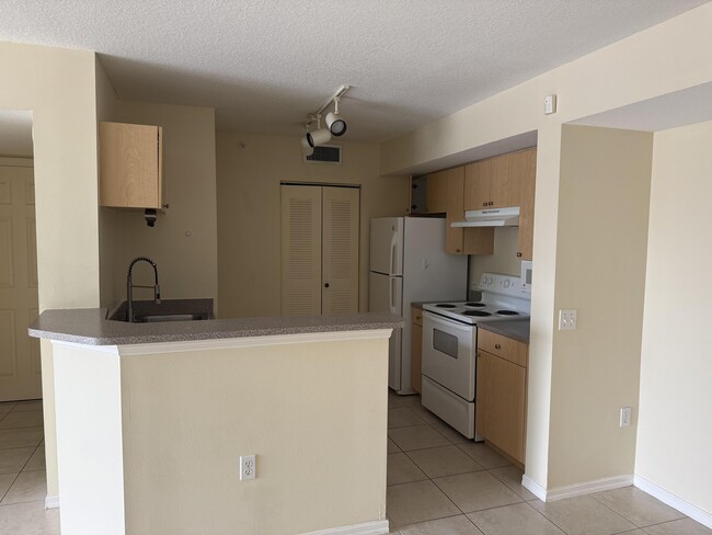 Building Photo - 1213 Villa Cir