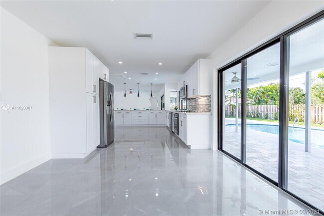 Building Photo - 1001 NW 6th Dr