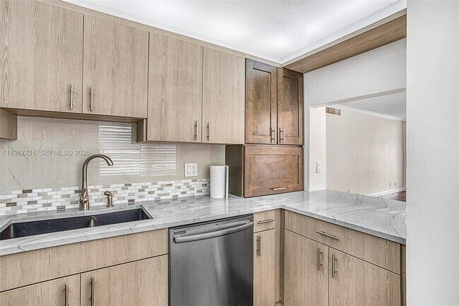 Building Photo - 9450 Live Oak Pl