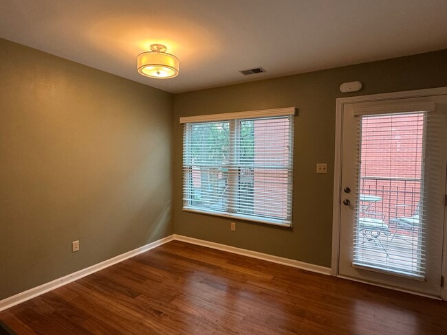 Building Photo - {449} Move-in Ready Quality Hill Townhome ...