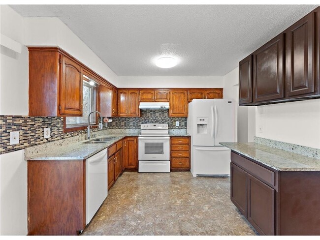 Building Photo - 13753 Glenhurst Ave