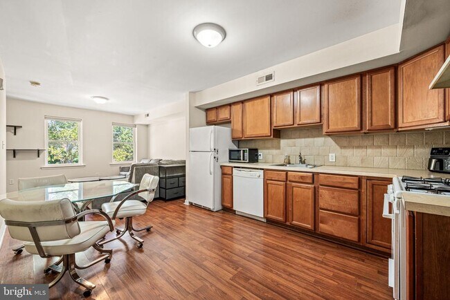 Building Photo - 1240 S 45th St
