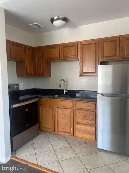 Building Photo - 2330 Glendale Terrace